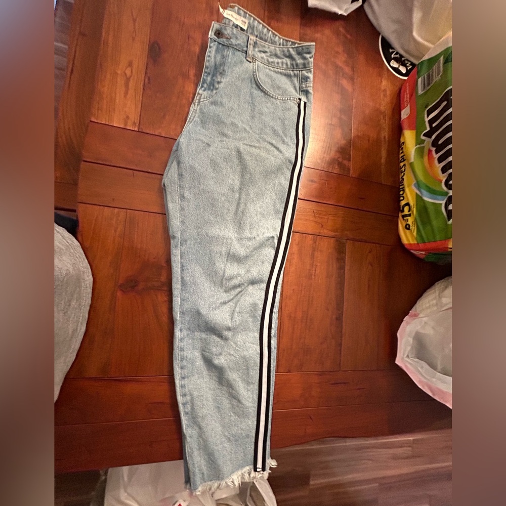 Cute barley worn jeans with side strip.